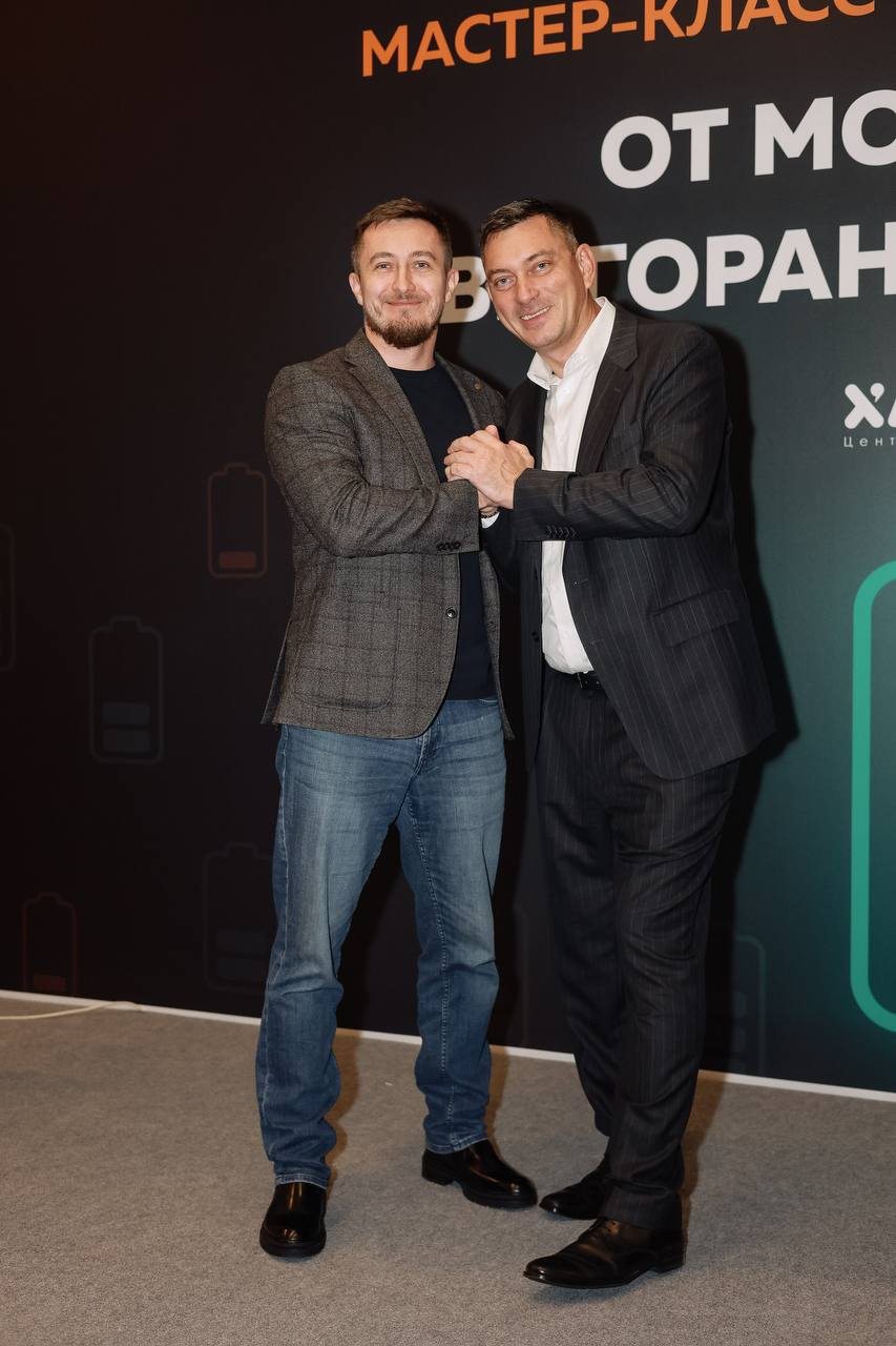 Андрей Загвоздин выступает на сцене